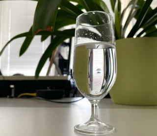 Glas gefüllt mit Wasser