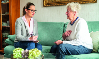 Seniorin im Gespräch mit einer Beraterin (Quelle ProPK)