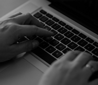 Hände auf der Tastatur