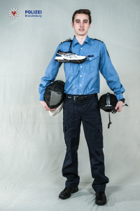 Fünfkämpfer Fabian Liebig in Uniform mit Sportausrüstung in der Hand