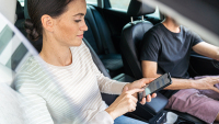 Frau mit Smartphone - Quelle ProPK Polizeiliche Kriminalprävention des Bundes und der Länder
