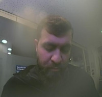 Die Polizei sucht mit einem Bild einer Überwachungskamera nach einem Tatverdächtigen.