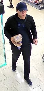 Diebstahl und Computerbetrug in Nauen - Bild zeigt Tatverdächtigen nach Diebstahl