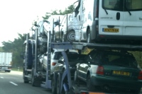LKW auf der Autobahn beladen mit Fahrzeugen