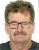 Mann mit Brille und Oberlippenbart