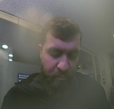 Die Polizei sucht mit einem Bild einer Überwachungskamera nach einem Tatverdächtigen.