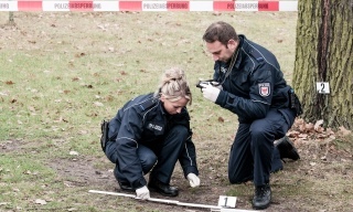 Polizeianwärter bei der Tatortarbeit