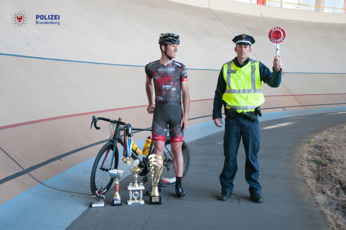 Zusammenschnitt von Radsportler Stefan Schäfer als Sportler auf der Radbahn und als Polizist mit Anhaltekelle auf der Straße