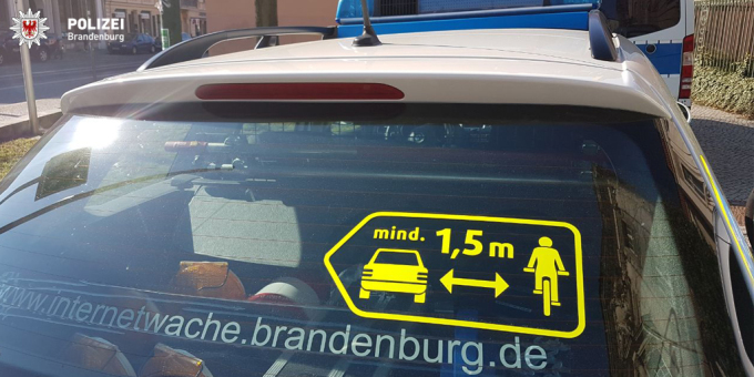 Einsatzfahrzeug mit Aufkleber: 1,50 Meter Abstand