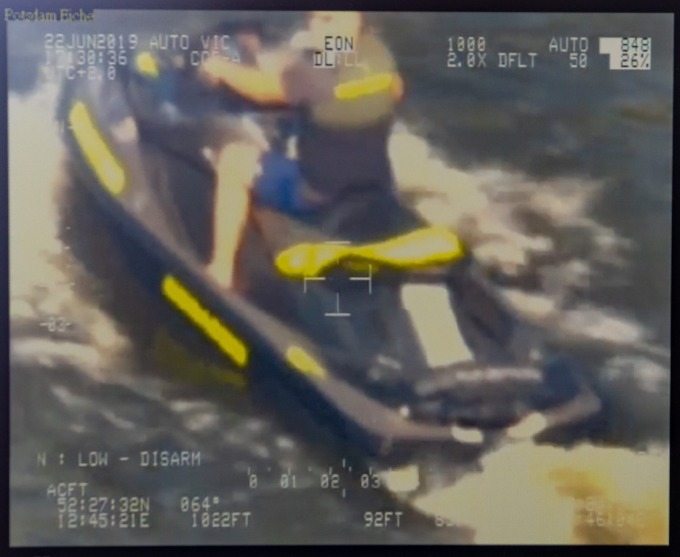 Übertragung aus Hubschrauber - Wassermotorradfahrer erkennt Hubschrauber