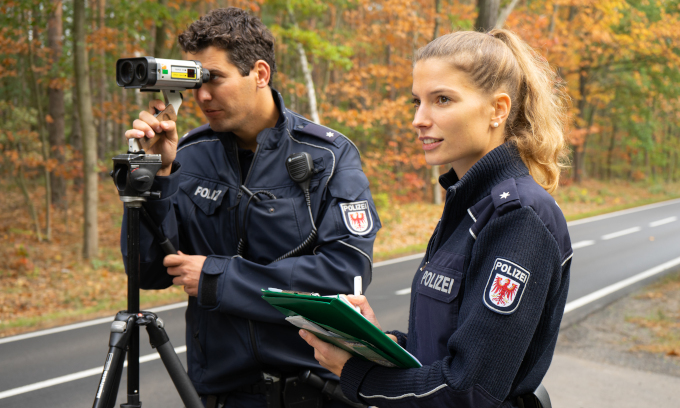 Schutzpolizei beim Lasermessen