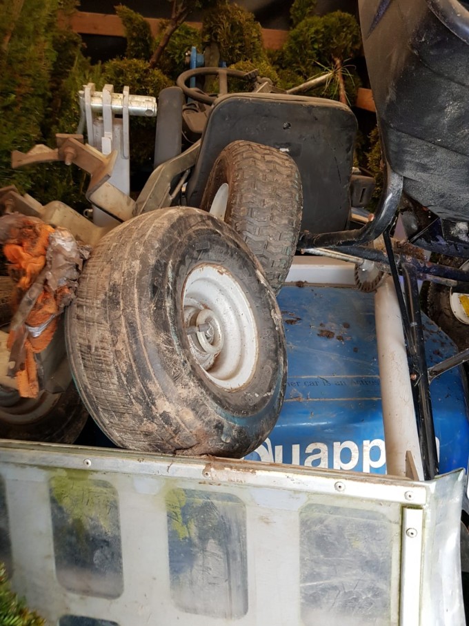 Kleiner Radlader auf der Ladefläche