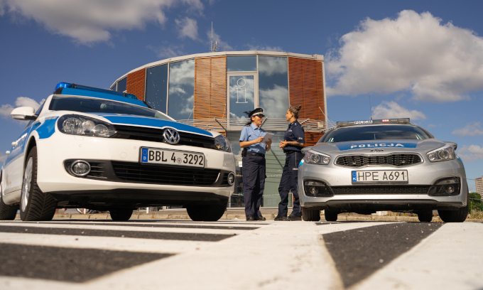 Deutsch Polnische Polizeistreife mit Funkstreifenwagen
