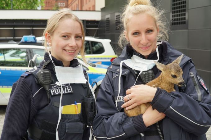 Polizistinnen bei ungewöhnlichem Einsatz 