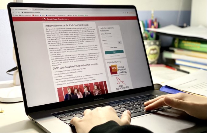 Kindes Hände an Computertastatur