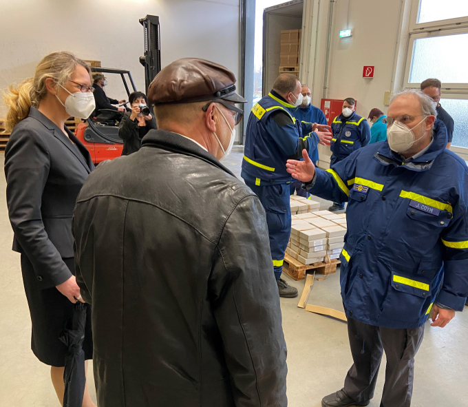 Übergabe der Schnelltests mit Innenminister Michael Stübgen und Anja Germer, Leiterin des ZDPol. Quelle: @MIK Brandenburg