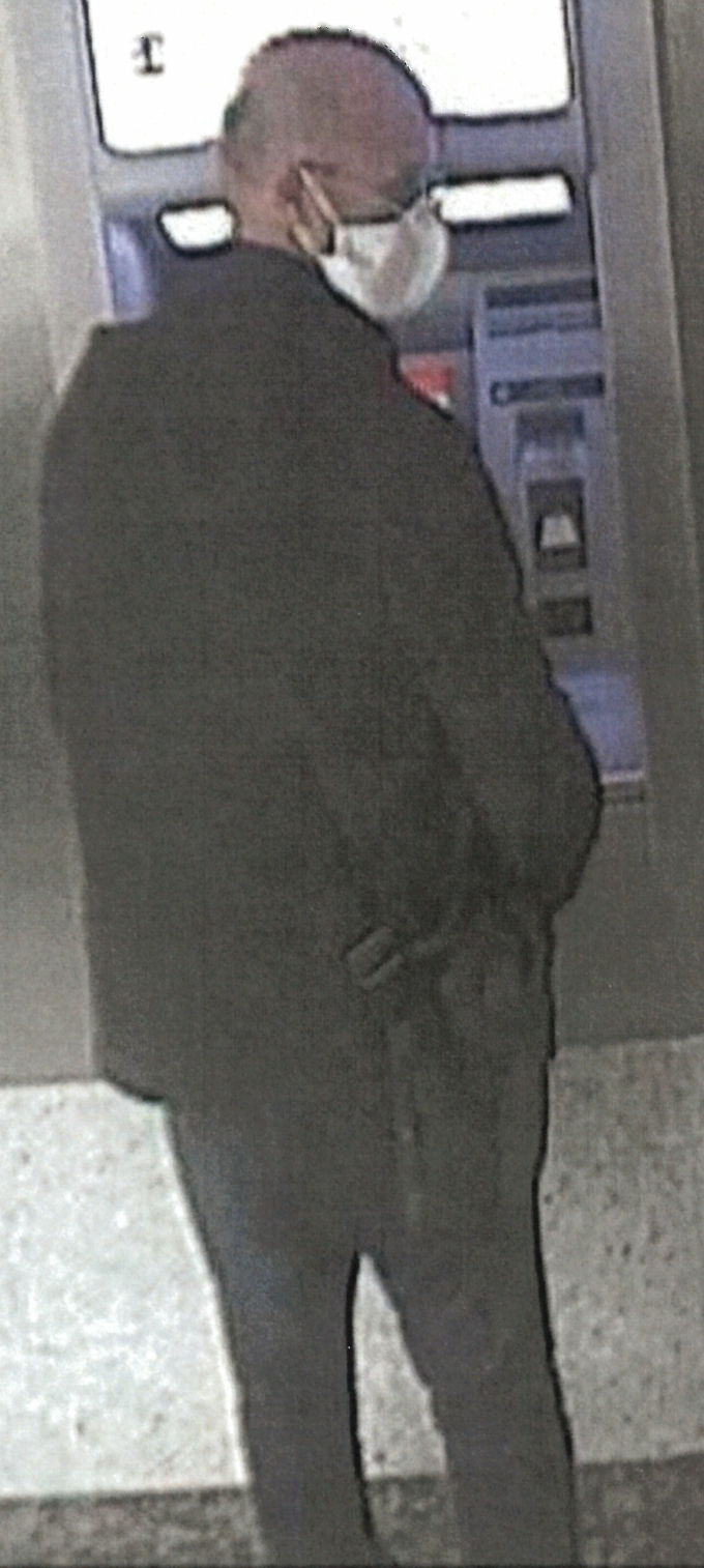Mit Bildern einer Überwachungskamera sucht die Polizei einen EC-Kartenbetrüger.