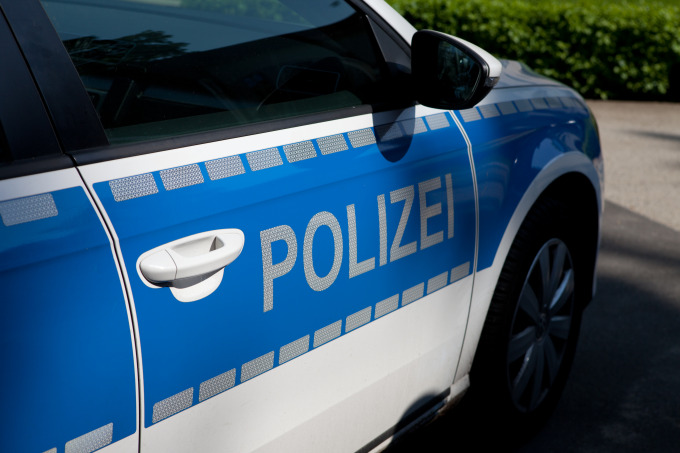 Polizeifahrzeug mit Aufschrift: Polizei