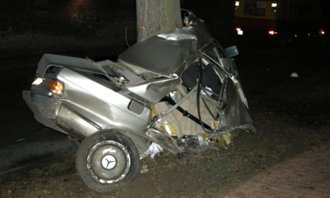 Verunglücktes Auto am Baum