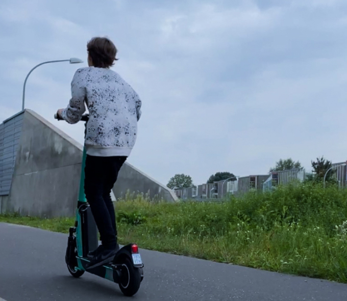 Junge fährt auf einem Elektrokleinstfahrzeug