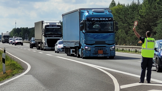 Lkw wird zur Kontrolle auf der Bundesautobahn angehalten