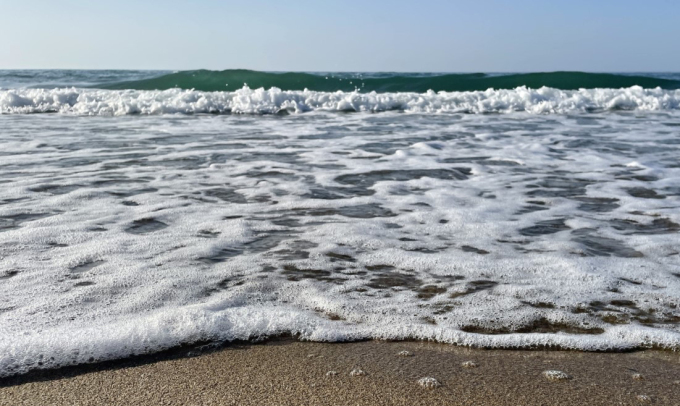 Strand mit der Aufschrift Sicher im Urlaub