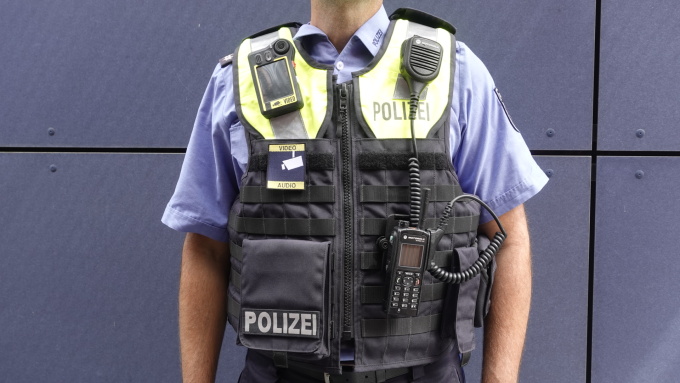 Bodycam befestigt an der Außentragehülle 