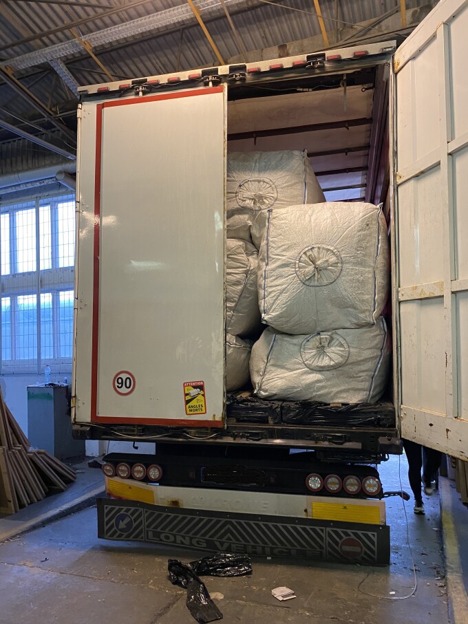 geöffneter Auflieger des LKW mit styroporgefüllten Säcken, in nur einem Sack befand sich das Haschisch