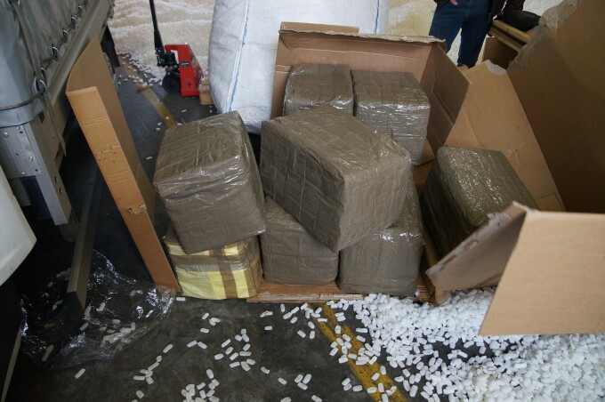 mit Panzertape umwickelte Pakete, welche Haschisch enthielten