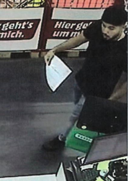 Tatverdächtiger eines Computerbetruges in Potsdam am 11.07.2022 aufgenommen von Überwachungskameras.