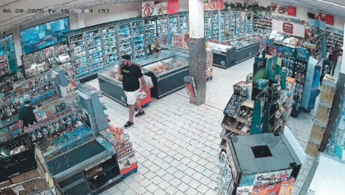 Erster Tatverdächtigen zum räuberischen Diebstahl in Brieselang im Geschäft