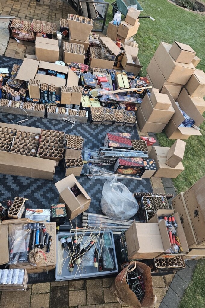 Teile sichergestellter Pyrotechnik