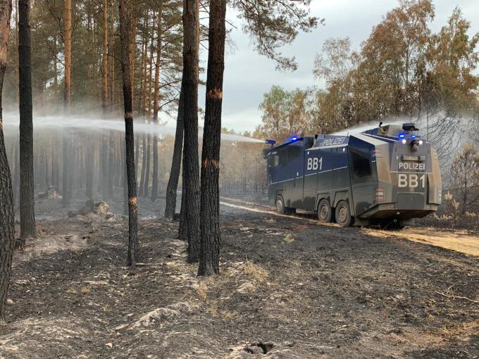 Wasserwerfer der Polizei des Landes Brandenburg bei einer Waldbrandbekämpfung