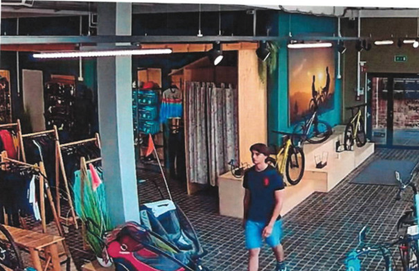 Übersichtsaufnahme mit Täter im Fahrradgeschäft