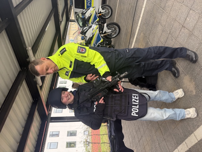 Kind mit Weste und LPrev