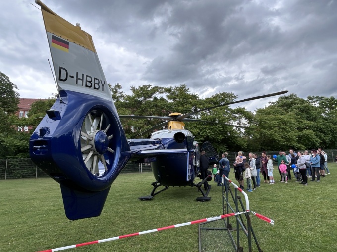 Interessierte Besucher beim Polizeihubschrauber