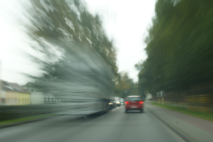 Auto auf der Schnellstraße